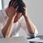 Ποια είναι η σχέση ανάμεσα στην επαγγελματική εξουθένωση και την κατάθλιψη;