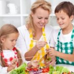 Να τι πρέπει να κάνετε για να τρώει το παιδί σας υγιεινά!